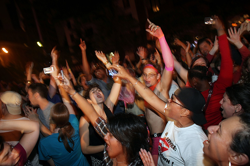 Illustration for article titled New Yorkers Take to the Streets to Celebrate Gay Marriage Vote